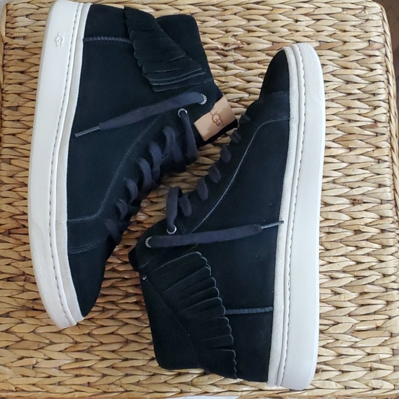 UGGS - Picture 5 of 6